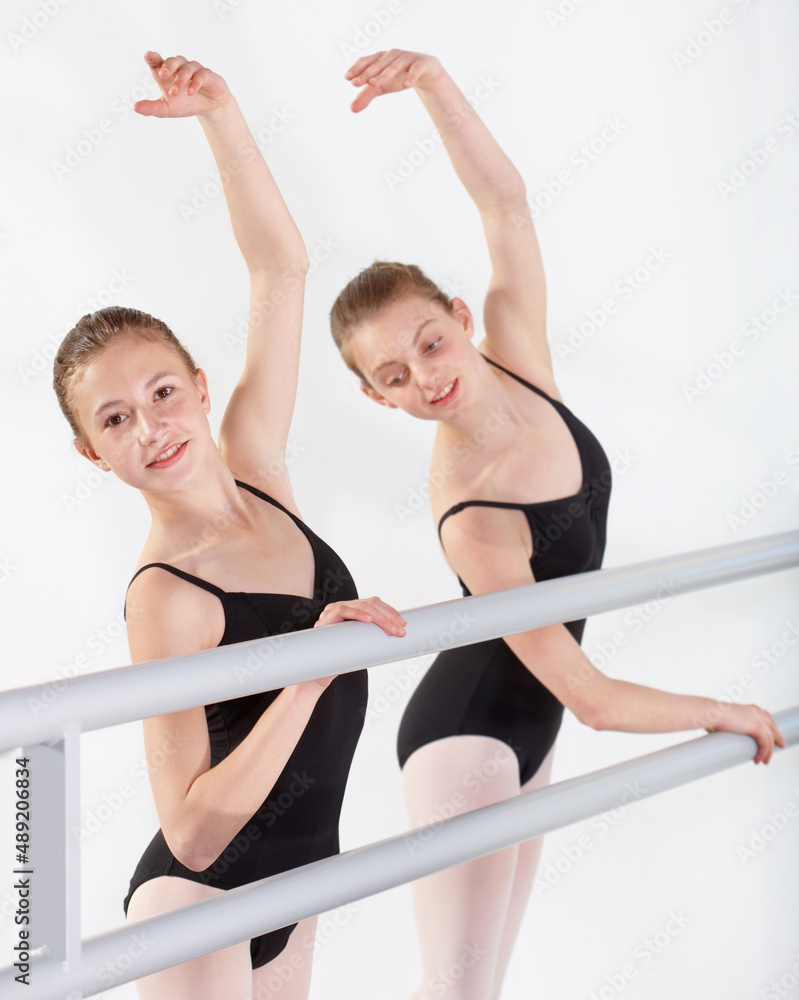 芭蕾舞梦想。芭蕾舞课上的年轻女孩。