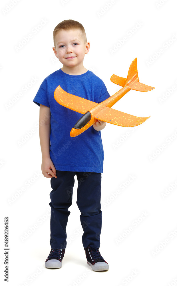 带玩具飞机的男孩