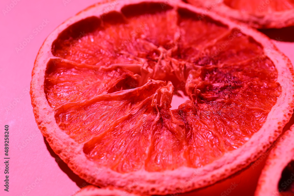 粉红色的橙色干果片，特写镜头