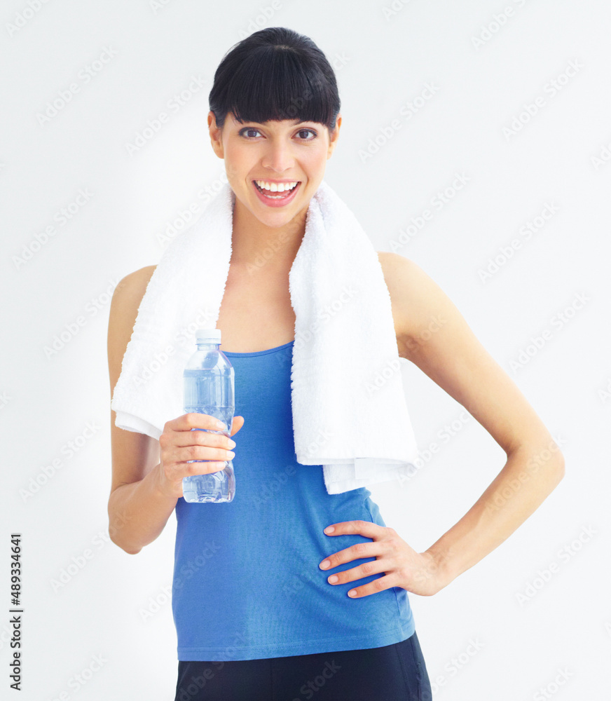 感觉很棒，看起来很健康。一位年轻女性在锻炼后拿着水瓶的剪影