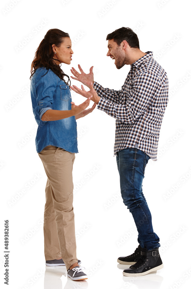 关系困难。一对年轻夫妇在白人身上激烈争吵的照片。