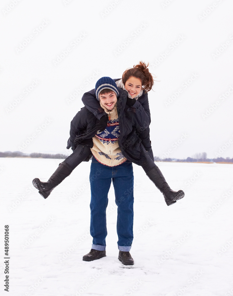 喜欢这样的天气。一对可爱的年轻夫妇在结冰的天然湖面上嬉戏。