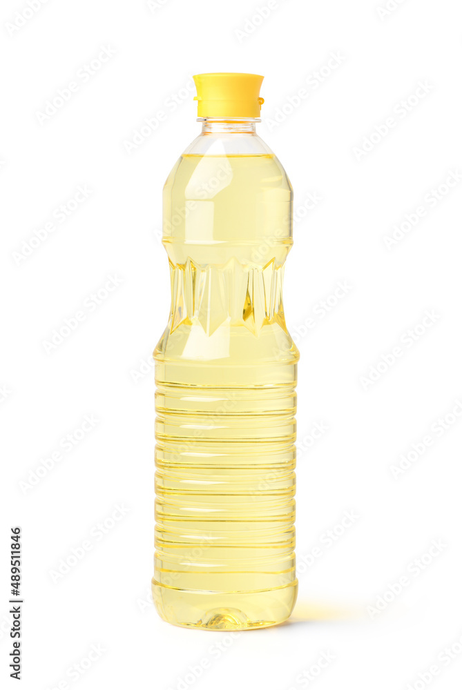 塑料瓶中的大豆油，黄色瓶盖，白色背景。剪切路径。