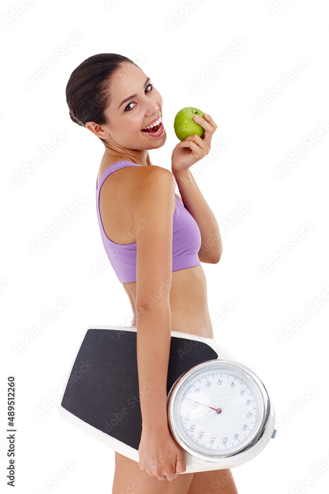 改变饮食习惯意味着减肥。一位穿着健身房的迷人年轻女性的摄影棚