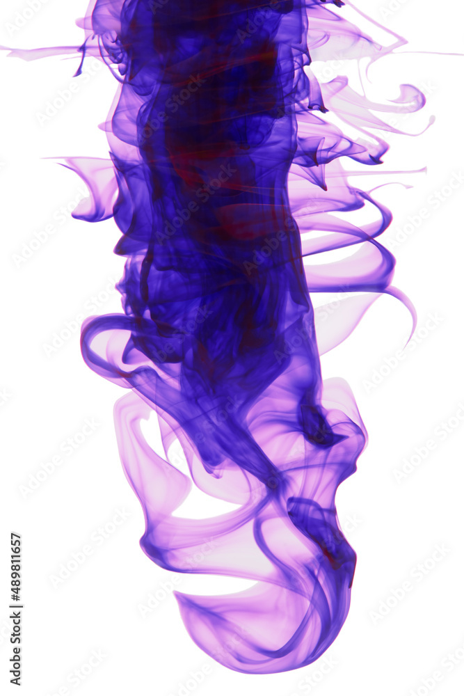 给我涂上紫色。在白色背景下，在水中用紫色墨水拍摄的工作室照片。