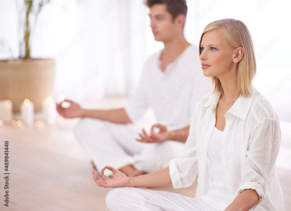 在通往启蒙的路上……两个人在瑜伽馆里以莲花姿势坐着。