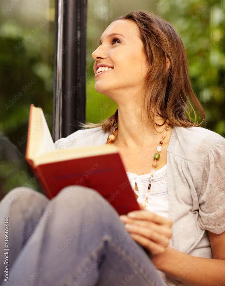没有什么比读一本好书更好的了。一个美女坐在旁边看书。