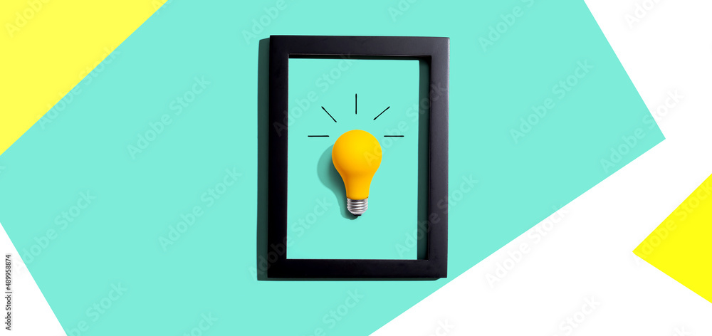 框架内的黄色灯泡-灵感、创意、能源、电力主题