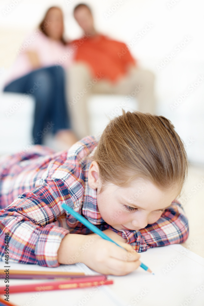 我在画一朵花。一个年轻女孩躺在地板上，涂上颜色。
