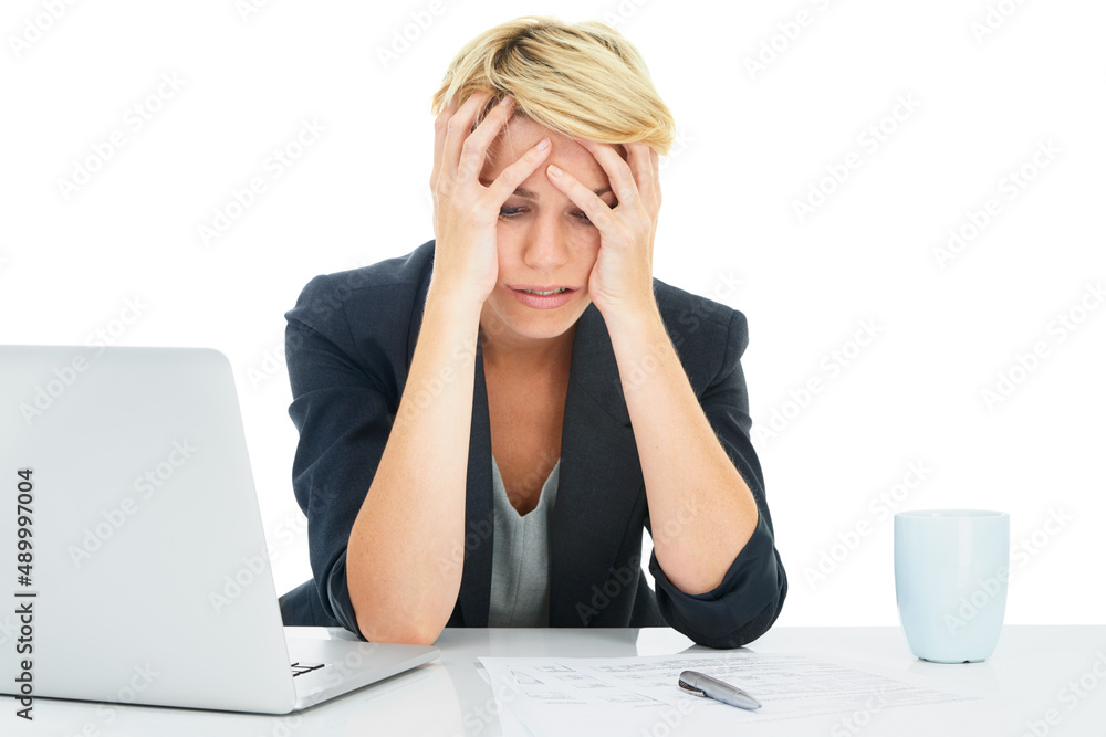 没有。一位年轻的女商人在笔记本电脑上工作时看起来很有压力。