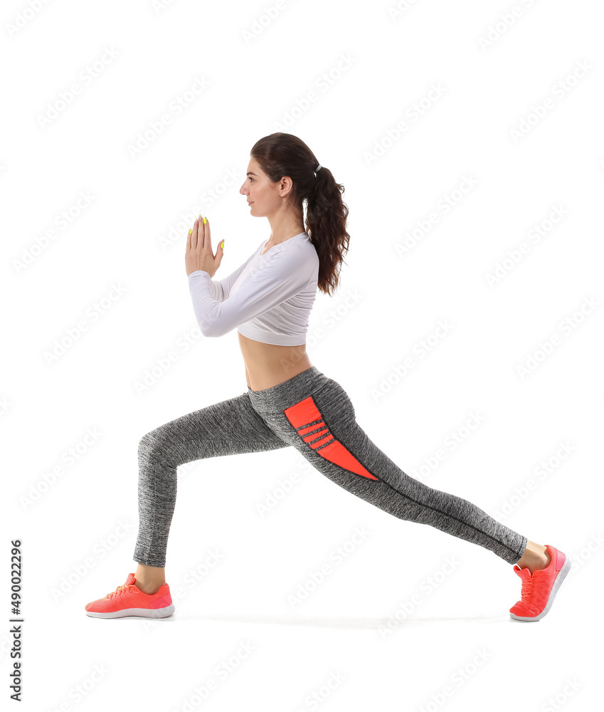年轻的运动型女性在白色背景下锻炼