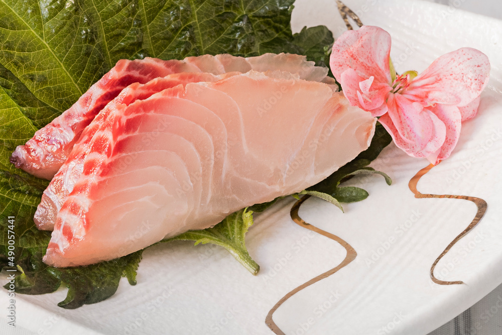 刺身或生鱼片是日本美食带给我们的美味之一。鲷鱼，