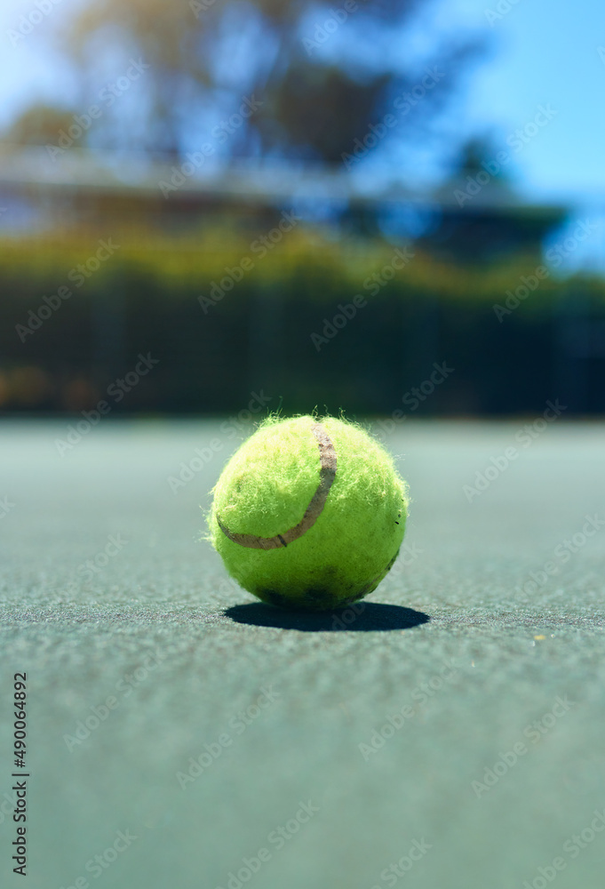 让比赛开始吧。白天在空旷的球场上截击网球。