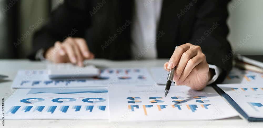 商人或会计师手持铅笔在计算器上计算财务的特写