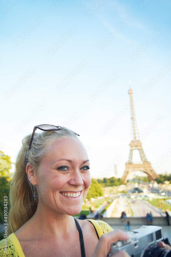 巴黎太神奇了。一位美丽的年轻女子在巴黎观光时拍照的肖像。
