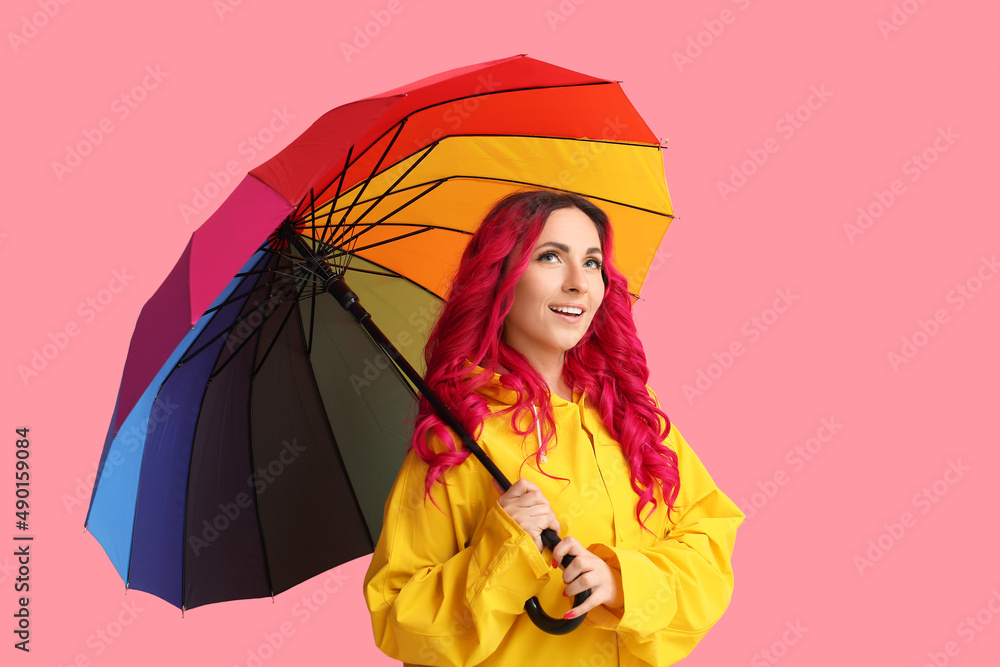 穿着雨衣，彩色背景带伞的美女