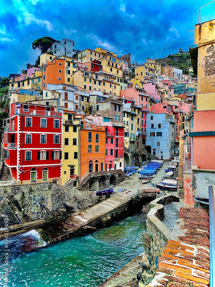 意大利里奥马焦雷的彩色建筑，旁边有一条小水道