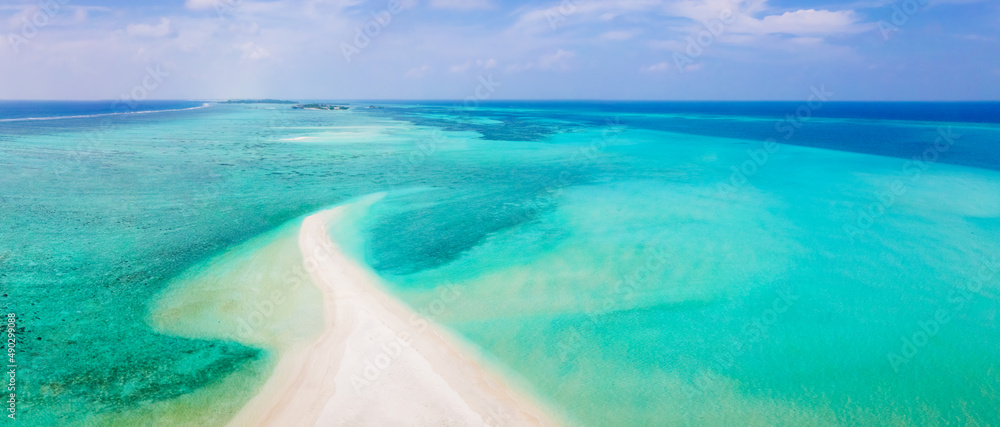沙滩度假，白色沙滩和绿松石蓝色透明海水。空中vi