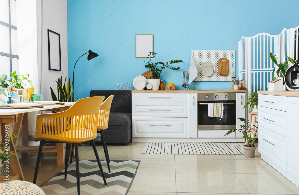 现代厨房内部，靠近彩色墙的现代家具