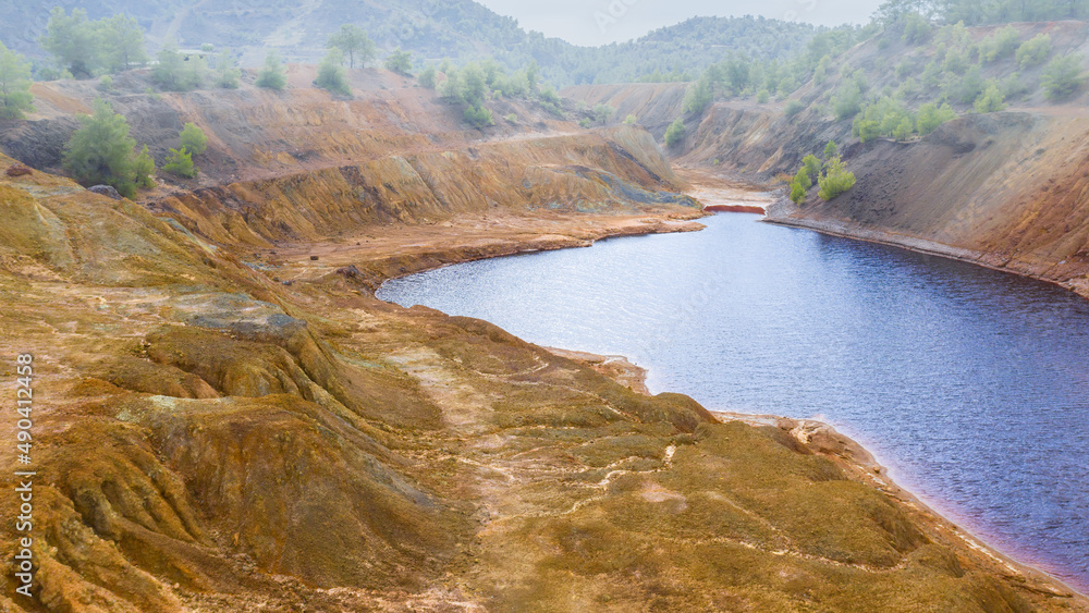 塞浦路斯西亚附近废弃铜矿露天矿坑有毒红色湖岸