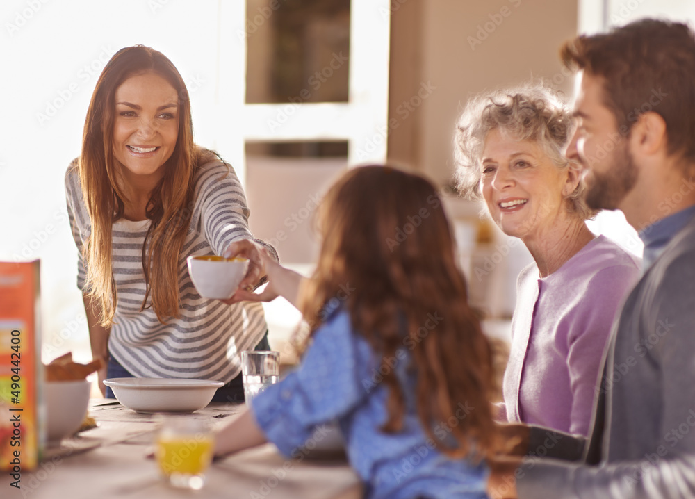 以早餐开始新的一天。一家人一起吃早餐的片段。