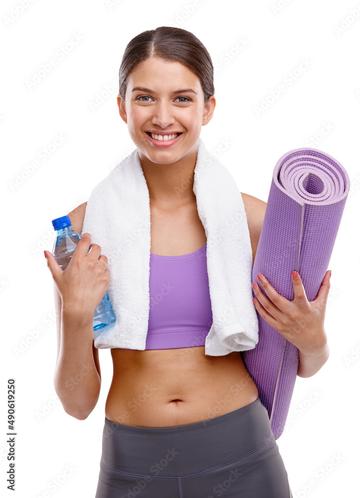 保持冷静，多喝水。一位年轻漂亮的女士拿着运动垫和瓶子的照片