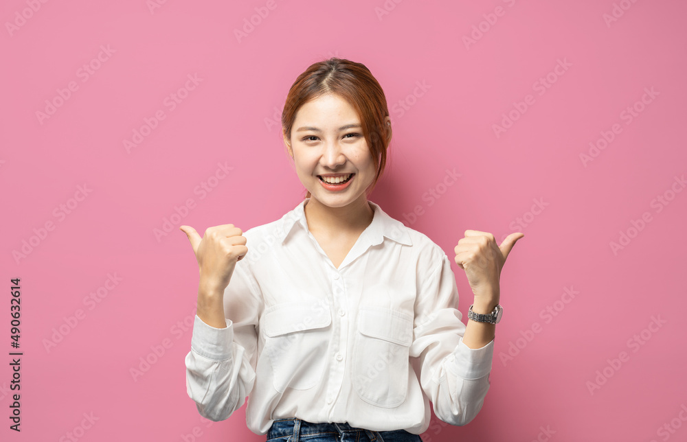 自信的年轻女子，带着自信的微笑，向左指着复制空间的标志，显示出良好的交易，建议