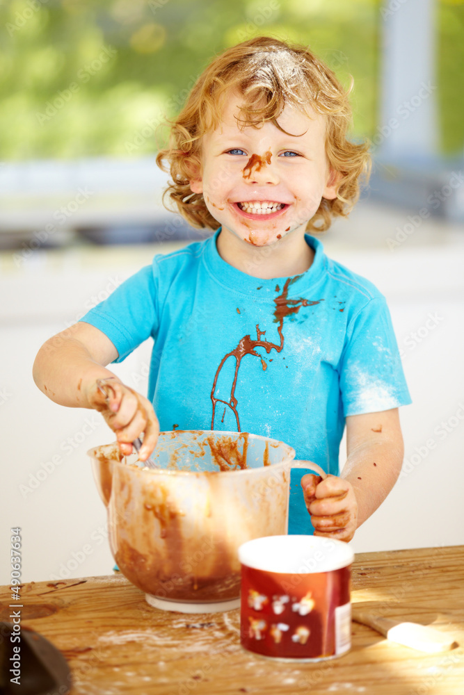 烹饪艺术的未来。一个裹着面团和面粉的小男孩。
