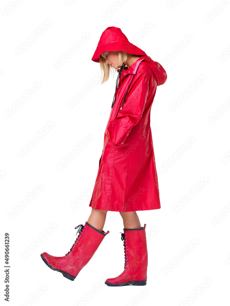 为什么总是下雨。一个穿着红色雨衣、帽子和靴子的女人，头看起来很低