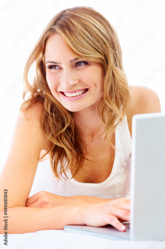 放松一下，浏览一下网页……一位年轻女子在何处的地板上使用笔记本电脑