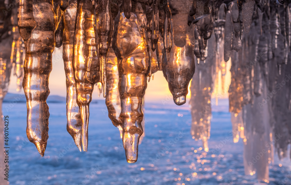 日落时贝加尔湖洞穴中的冰凌