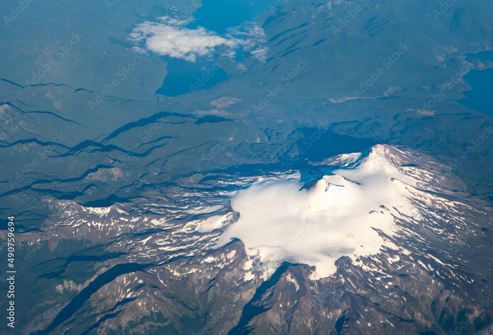 智利巴塔哥尼亚安第斯山脉积雪火山的生动鸟瞰图