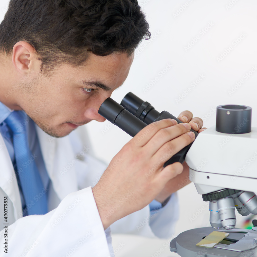 寻找解决方案。一位年轻男科学家在实验室工作的裁剪镜头。