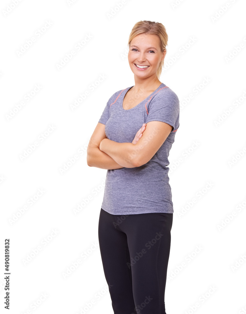 她喜欢健身。一位年轻的运动女性对着镜头微笑的工作室肖像，被隔离在whi上