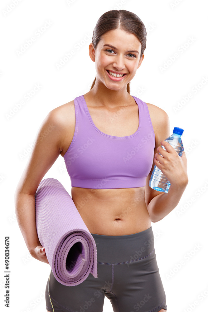 我准备好锻炼了。照片中一位年轻漂亮的女士拿着运动垫和一瓶水