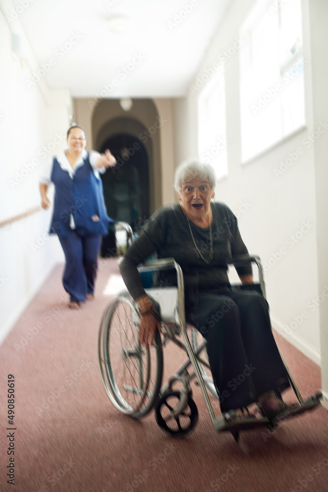 我要从这个关节里跳出来了。一个顽皮的老妇人用轮椅逃跑的镜头。