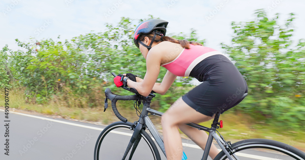 亚洲年轻女性骑自行车
