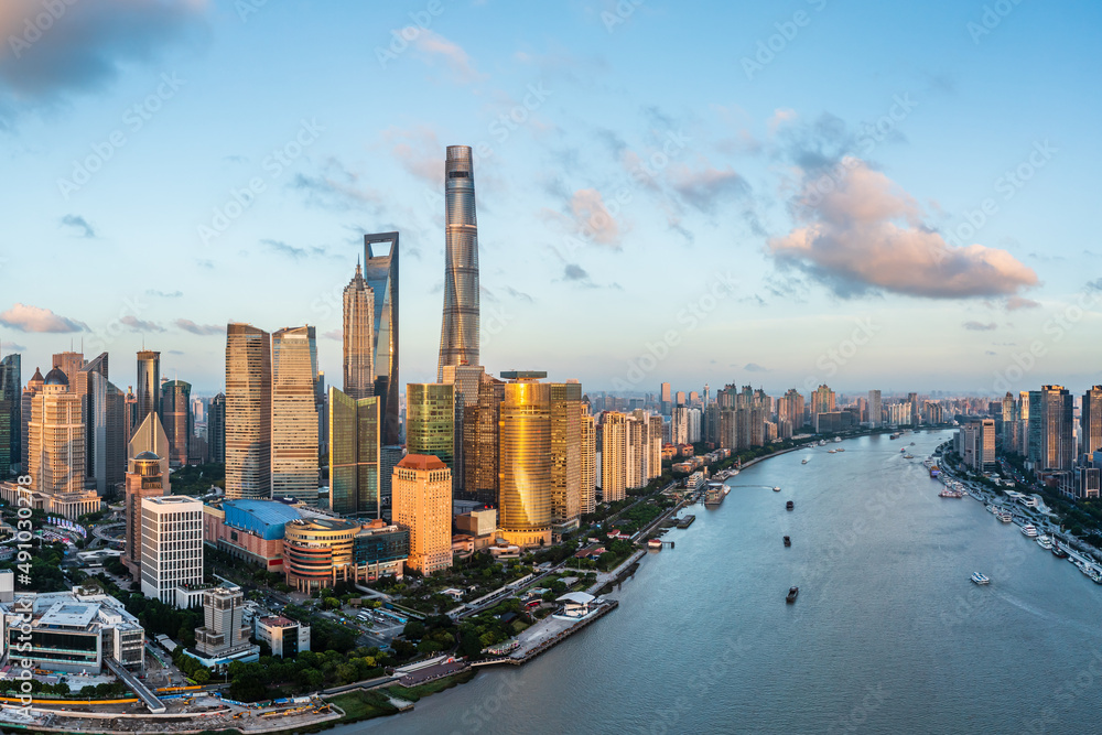 日落时分，中国上海城市天际线和现代商业建筑的鸟瞰图。