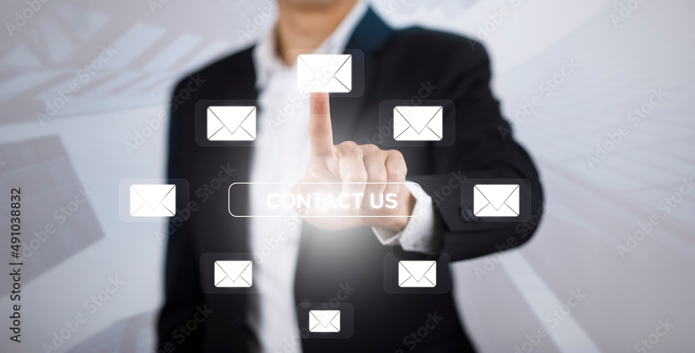 电子邮件和营销理念。双重曝光商人触摸电子邮件发送电子邮件