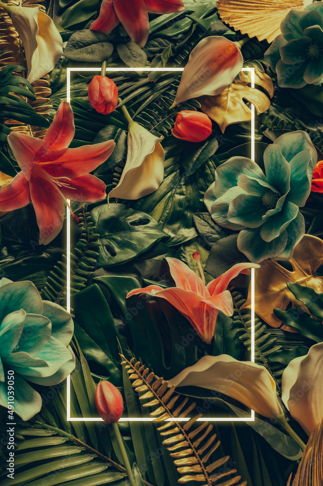 方形框架，由热带花卉和树叶制成的创意布局，带有纸质卡片注释。平面布置。Bl