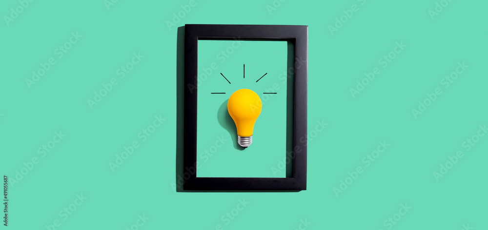 框架内的黄色灯泡-灵感、创造力、能量、电力主题