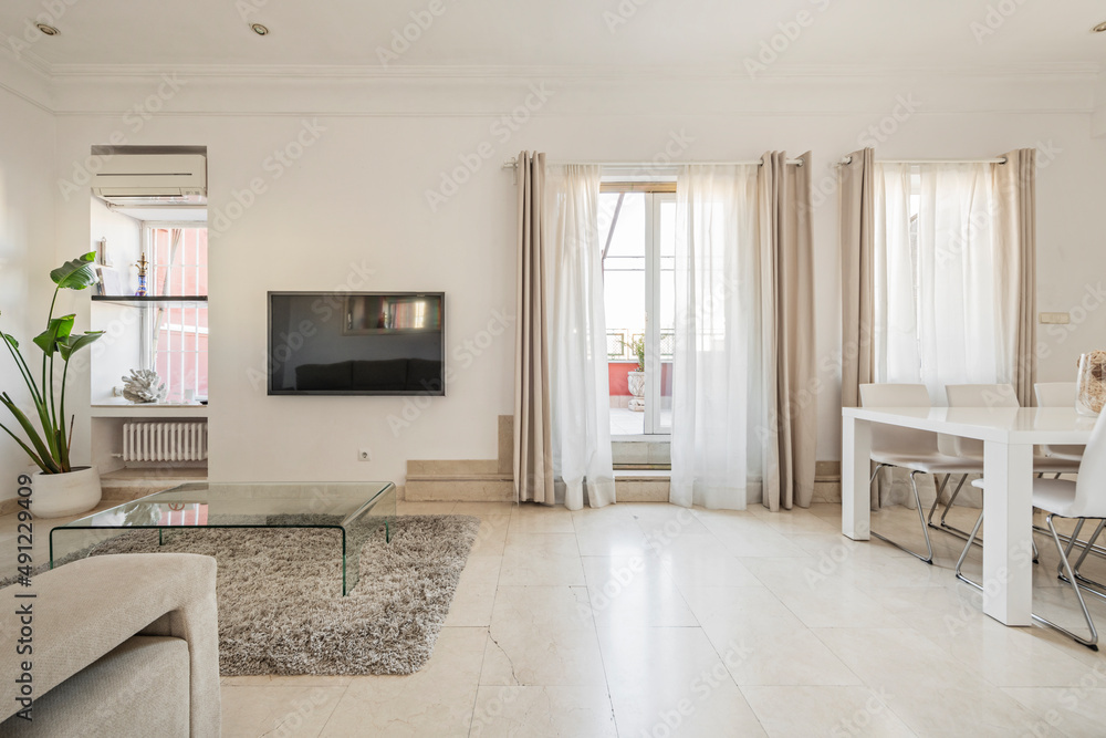 客厅，可通往露台，米色大理石地板，壁挂式电视，浅灰色地毯