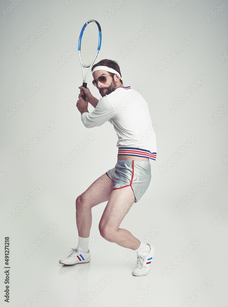 复古健身。工作室里一个穿着网球装备的年轻人。