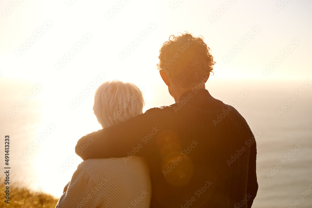 分享片刻的回忆。一对老年夫妇一起站在山坡上的裁剪图。
