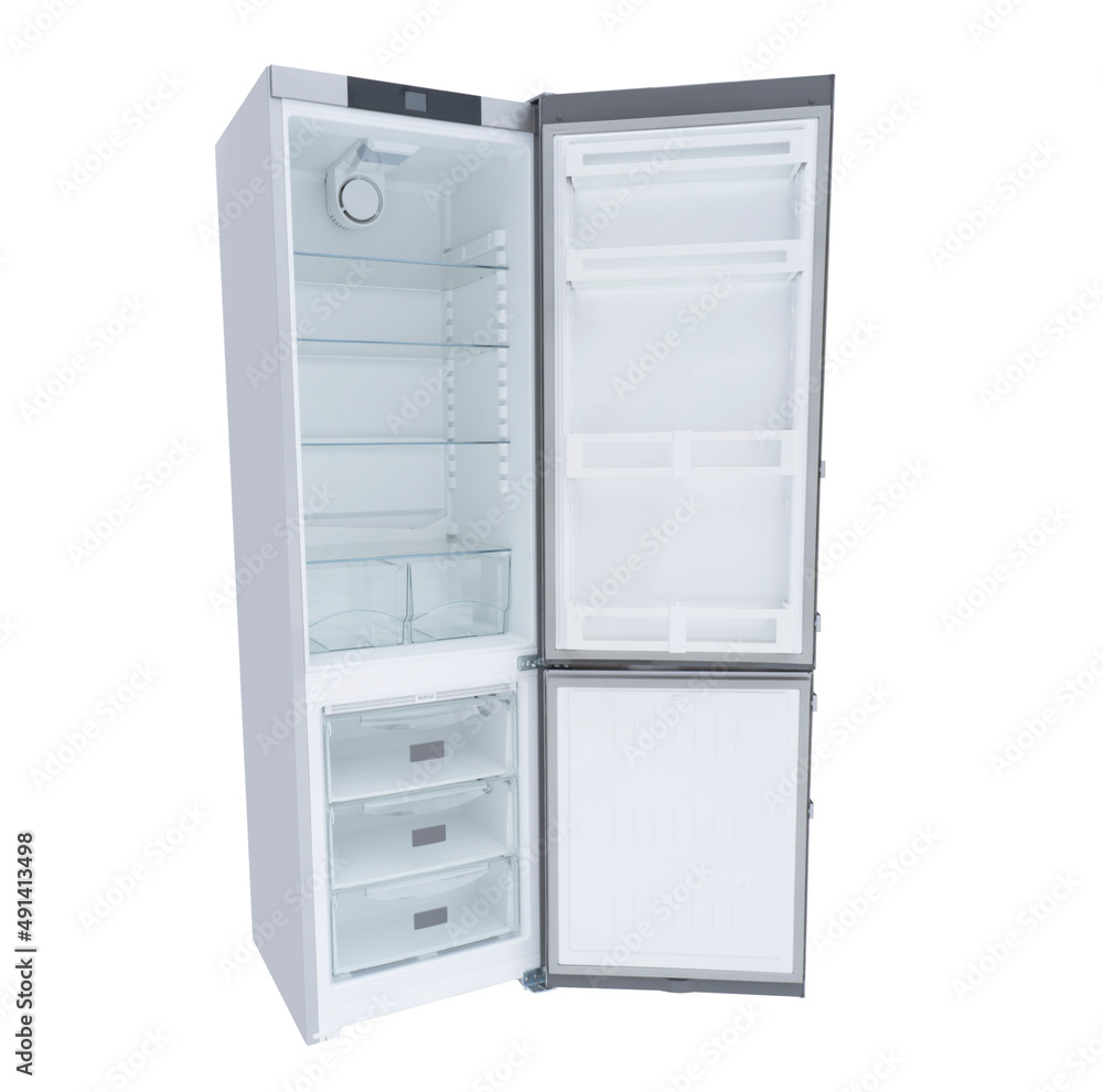 白色背景下的新冰箱，打开的门被隔离。现代空楼梯的前视图