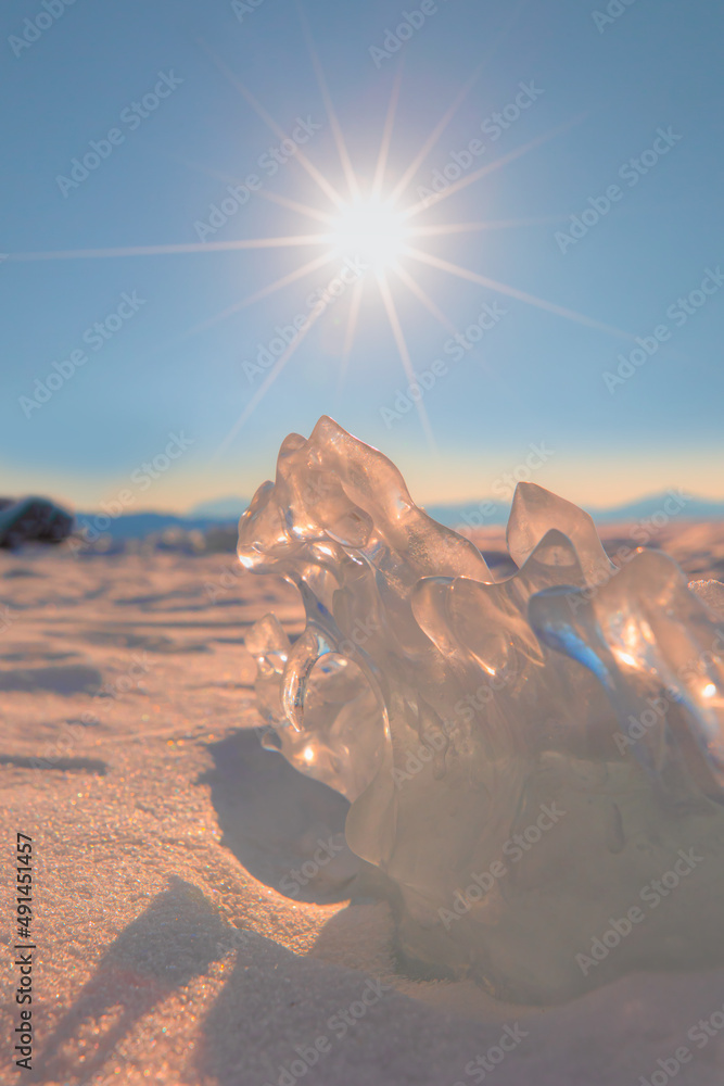 冬季日落时贝加尔湖上的透明冰
