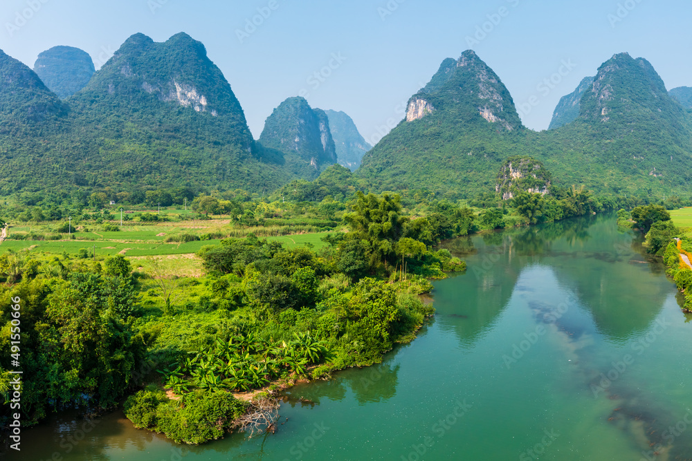 鸟瞰中国桂林美丽的山水自然风光。桂林是世界著名的