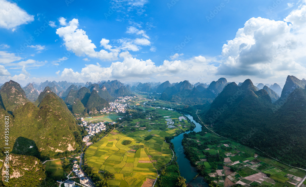 中国桂林漓江风景区鸟瞰图。它是世界自然遗产
1222252942,绿色背景大减价横幅