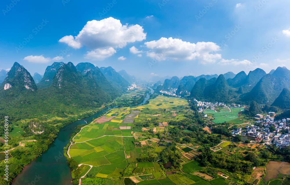 中国桂林漓江风景区鸟瞰图。它是世界自然遗产
1888898688,白色背景上隔离的火焰。