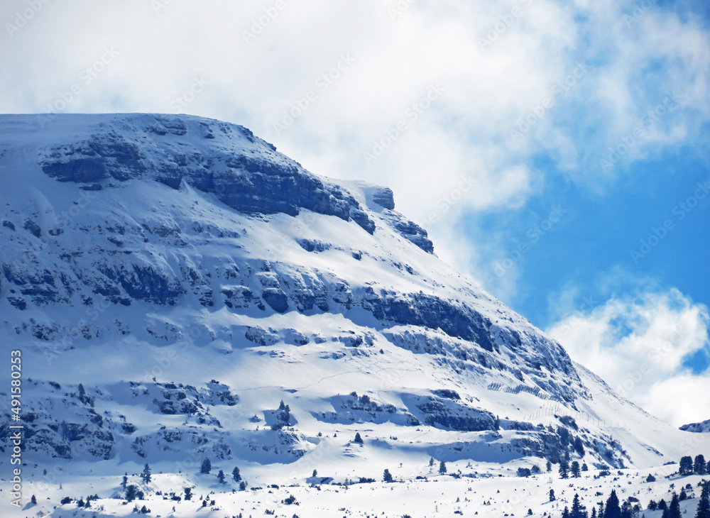 betwee Churfirsten山脉中积雪覆盖的高山山峰Gamserrugg（或Gamserrugg 2075 m）